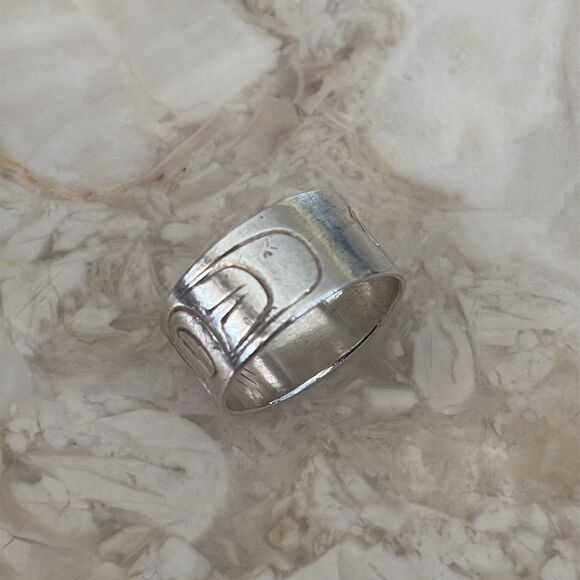 First Nations Corinne Hunt Hand Carved Sterling Silver Salmon Ring Vintage - Picture 4 of 8